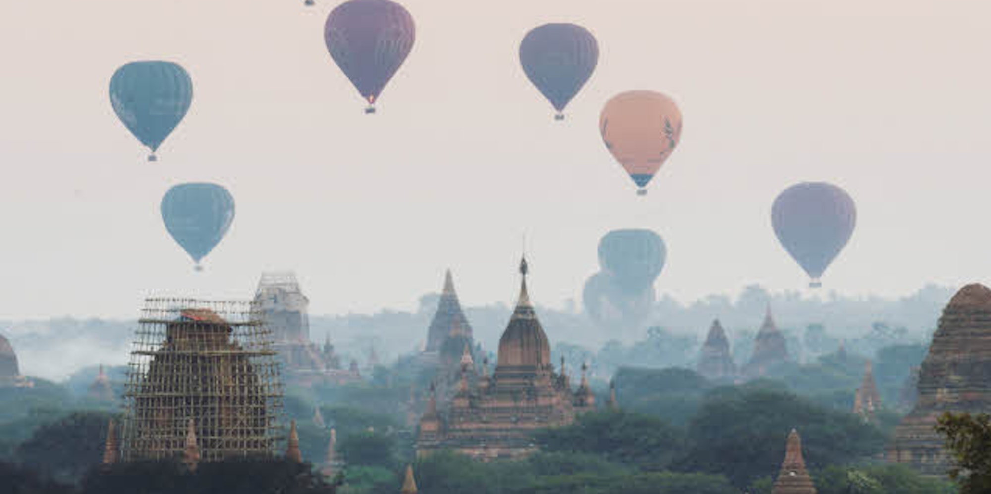 Morgendunst liegt über den Tempeln in Myanmar.