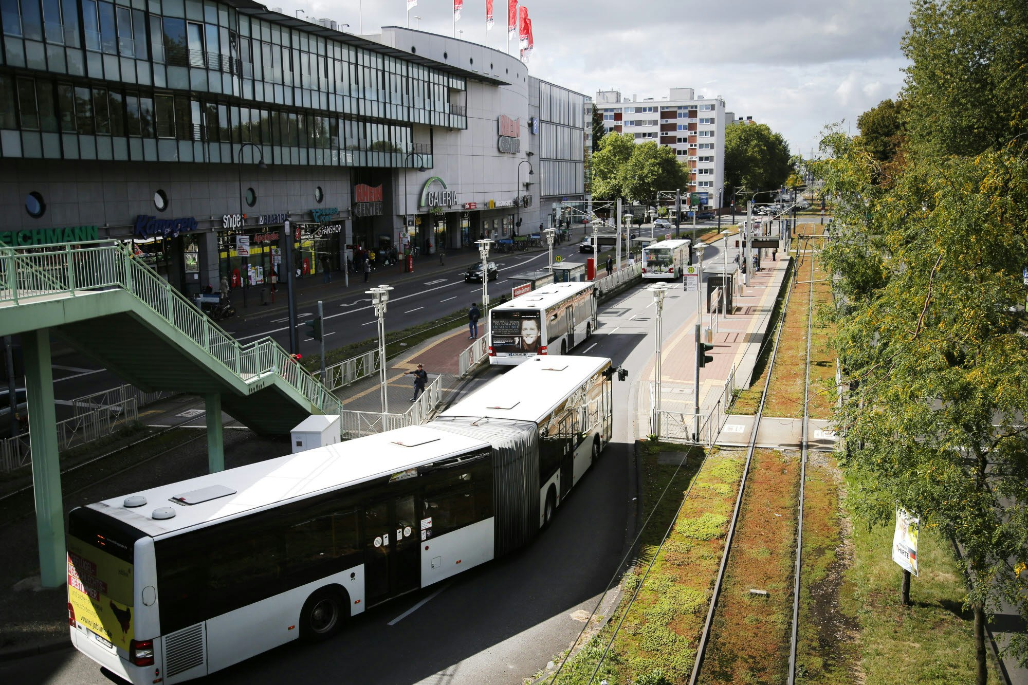 Eine Ursache der schlechten Luftqualität: das Kurven der Busse vor dem Rhein-Center