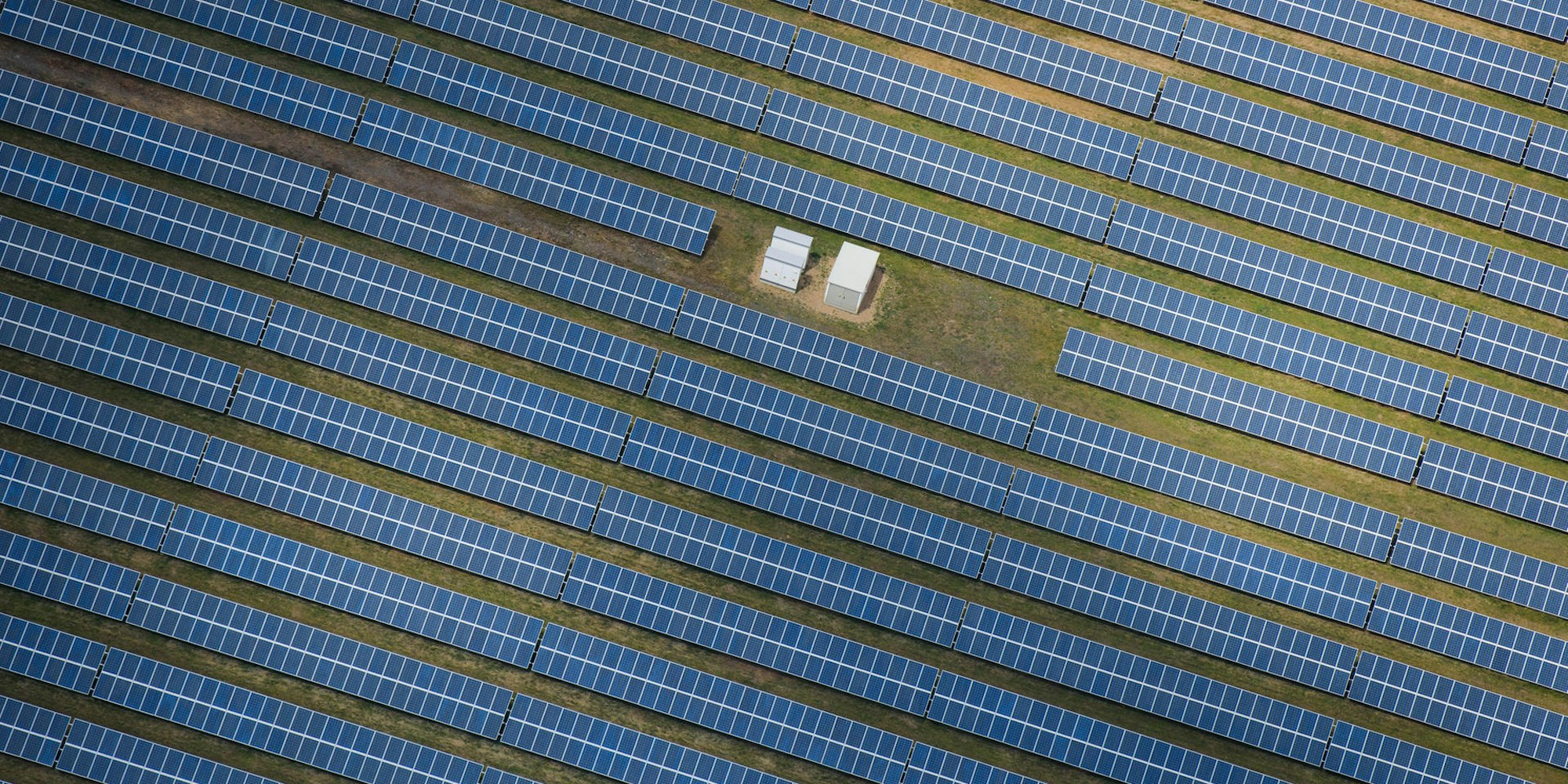 Photovoltaik in der Natur: Wo in Bergneustadt Energieparks möglich sind, soll die Verwaltung jetzt analysieren lassen.