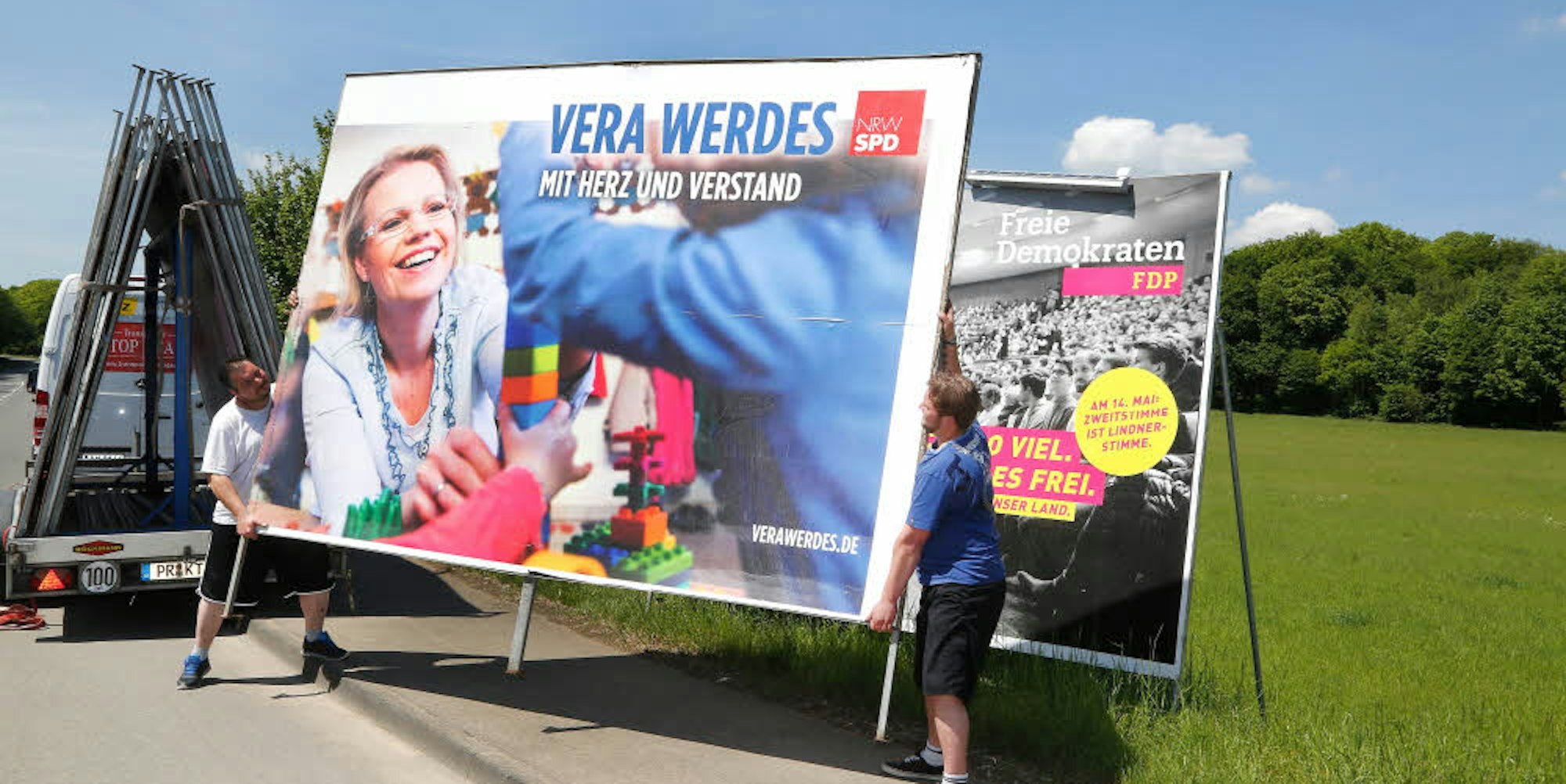 Die Wahl ist vorbei und die Plakatständer werden abgebaut: Vera Werdes (SPD) landet auf dem Transporter.