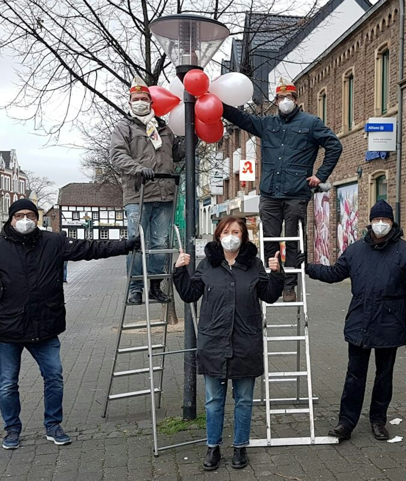 Auf dem Markt in Lechenich befestigten Gardisten Luftballons.