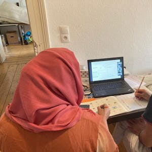 Lernen Deutsch mit geliehenen Computern: ein Ehepaar aus dem Irak 