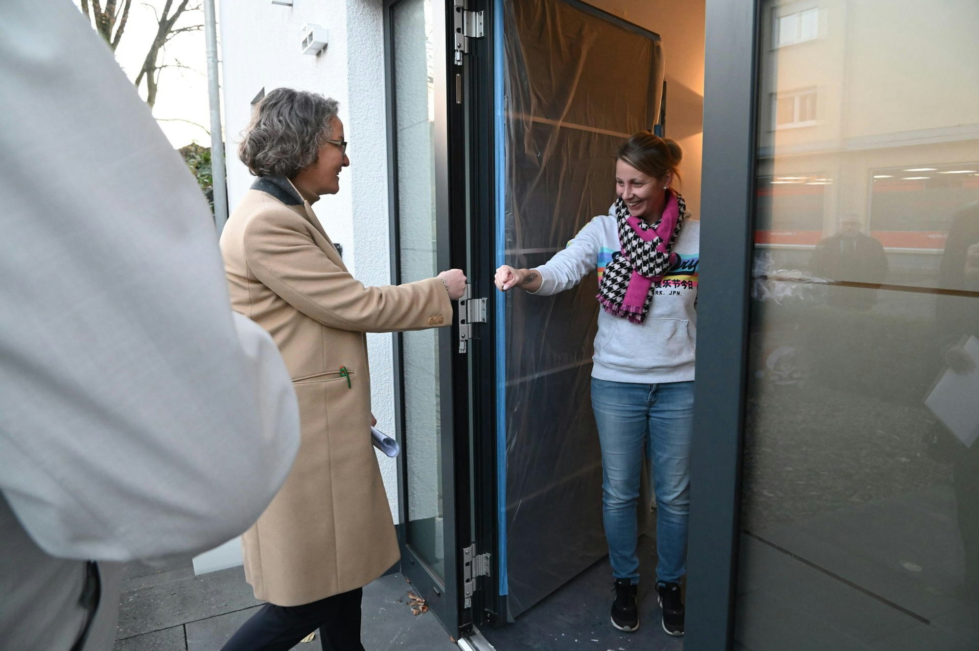 Ina Scharrenbach an der Tür, Julia Klein freut sich.