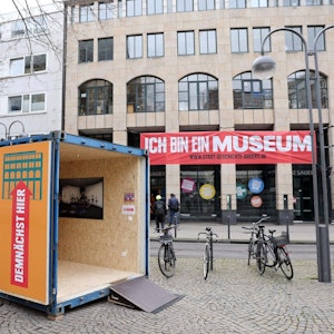 Mit einem Info-Container auf dem Kolpingplatz macht das Kölnische Stadtmuseum auf den kommenden Neustart im früheren Modehaus Franz Sauer aufmerksam.