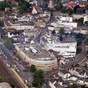Architektonisch nicht gerade eine Augenweide: Das Loewen-Citycenter (hinten in der Mitte) in Gladbachs Innenstadt zwischen Hauptstraße (r.) und Rampe der Stationsstraße (l.).