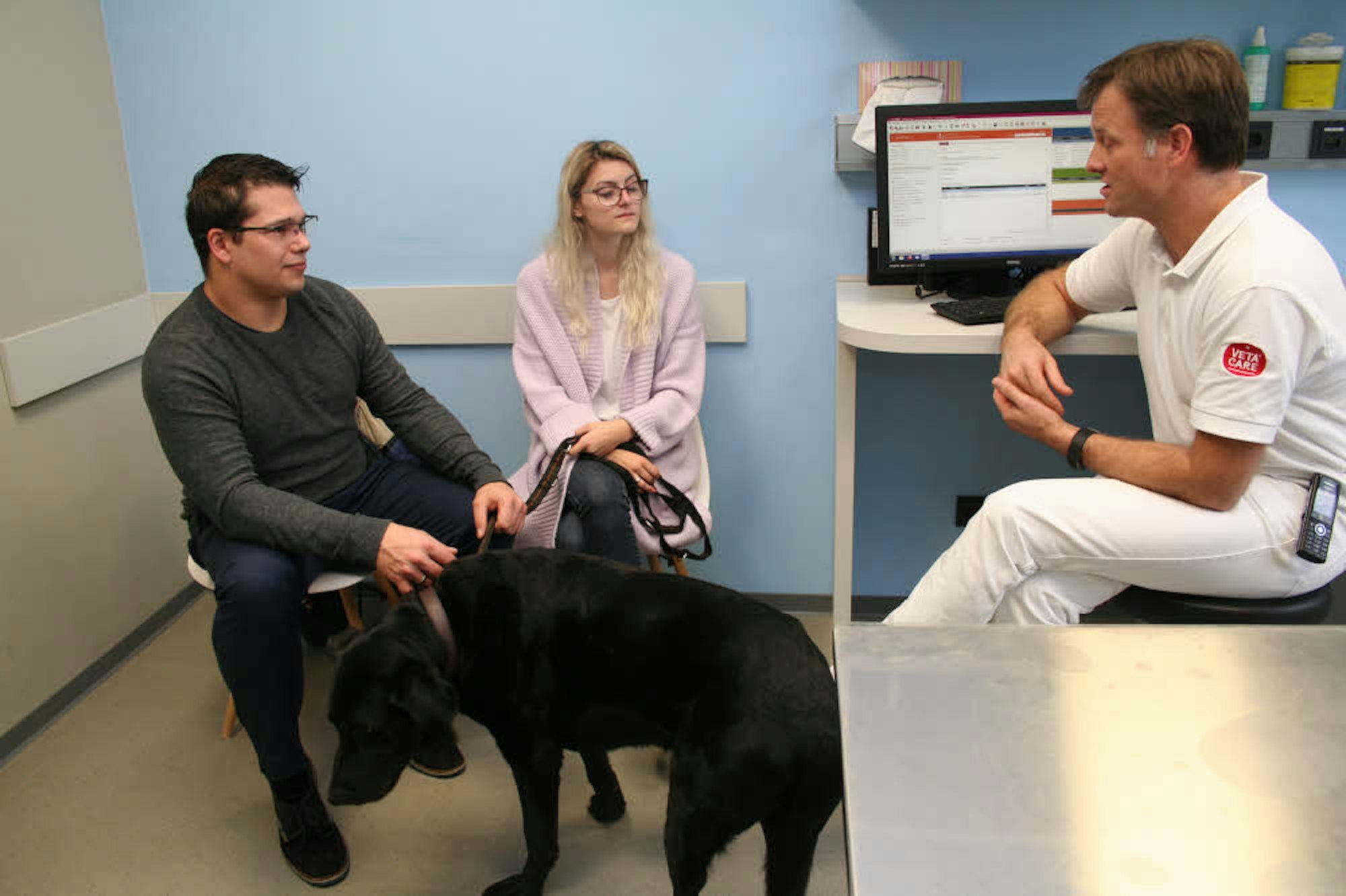 Intensive Gespräche mit den Hundebesitzern gehören ebenso zum Tagesgeschäft wie die Operationen. Christina Busch schaut, wie gut die Wunde am Bein von Fedor verheilt ist. Das Fell wächst schon nach.