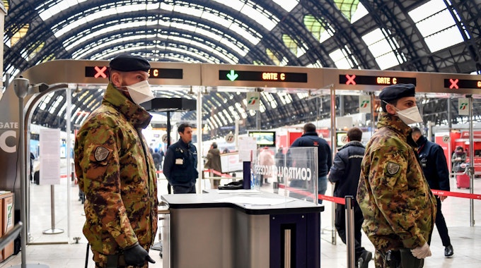 Soldaten_Mundschutz_Bahnhof_Mailand