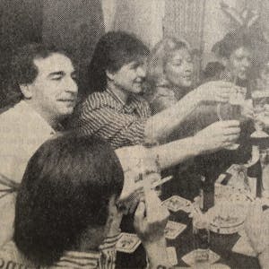 Ein Prost auf die Einheit: Am 3. Oktober 1990 wurde der Tag der Deutschen Einheit in Oberberg gefeiert. Gegen Mitternacht rückten die Gäste in vielen Lokalen zusammen.