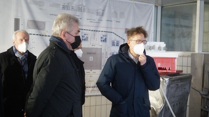 Dezentrale Stromnetze sind aus Sicht von Wirtschaftsminister Pinkwart (Mitte) und Oliver Knuth (rechts) wichtig.