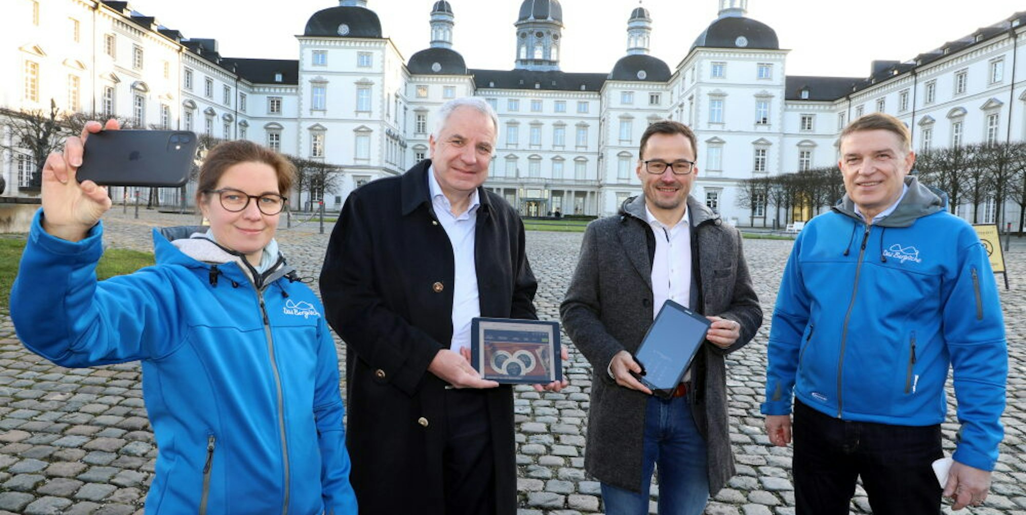 Digital auf dem Vormarsch: Landtagsabgeordneter Rainer Deppe (2.v.l.) mit Kreisdirektor Dr. Erik Werdel (r.) sowie Corinna Höring und Geschäftsführer Tobias Kelter von „Das Bergische“.