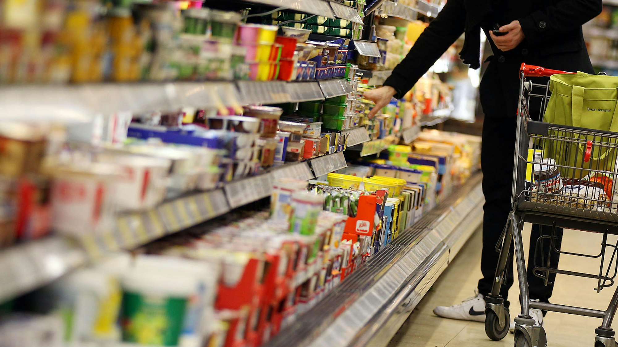 Ein Kunde kauft in einem Supermarkt ein. Immer wieder rufen Supermärkte und Discounter Produkte wegen des StoffesEthylenoxid zurück.