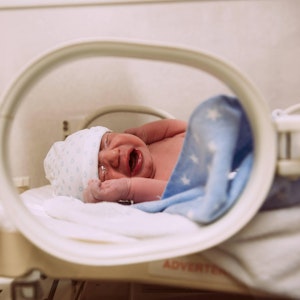 Ein neugeborenes Baby im Inkubator