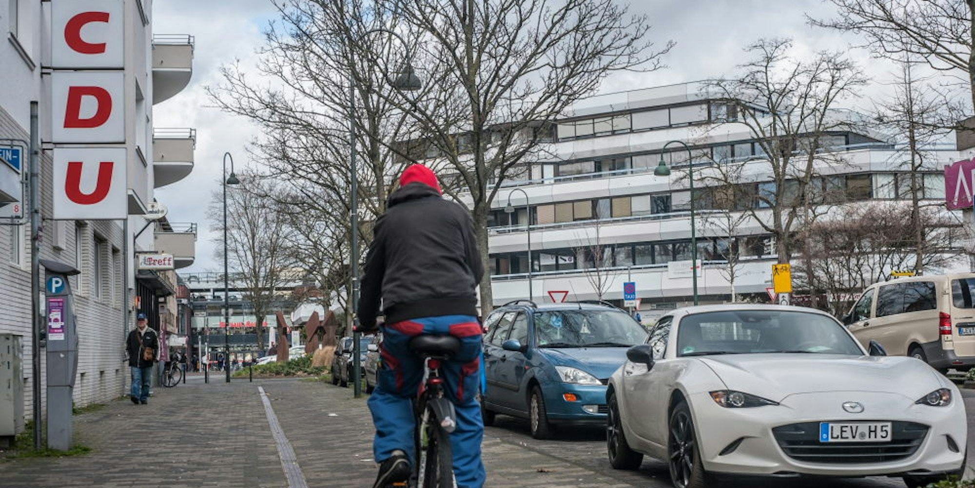 Fahrrad, Autos, 30-Zone: Vor der Tür ihrer Parteizentrale an der Friedrich-Ebert-Straße findet die CDU alles, was ihr Sorgen macht.