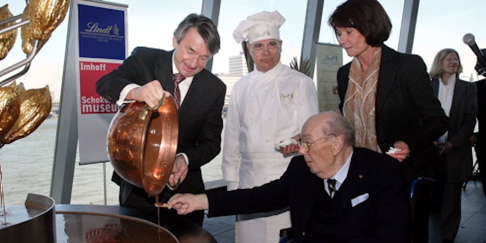 Hans Imhoff bei der Übergabe des Schoko-Museums 2006. Links Lindt-Verwaltungsratschef Ernst Tanner, rechts Ehefrau Gerburg.