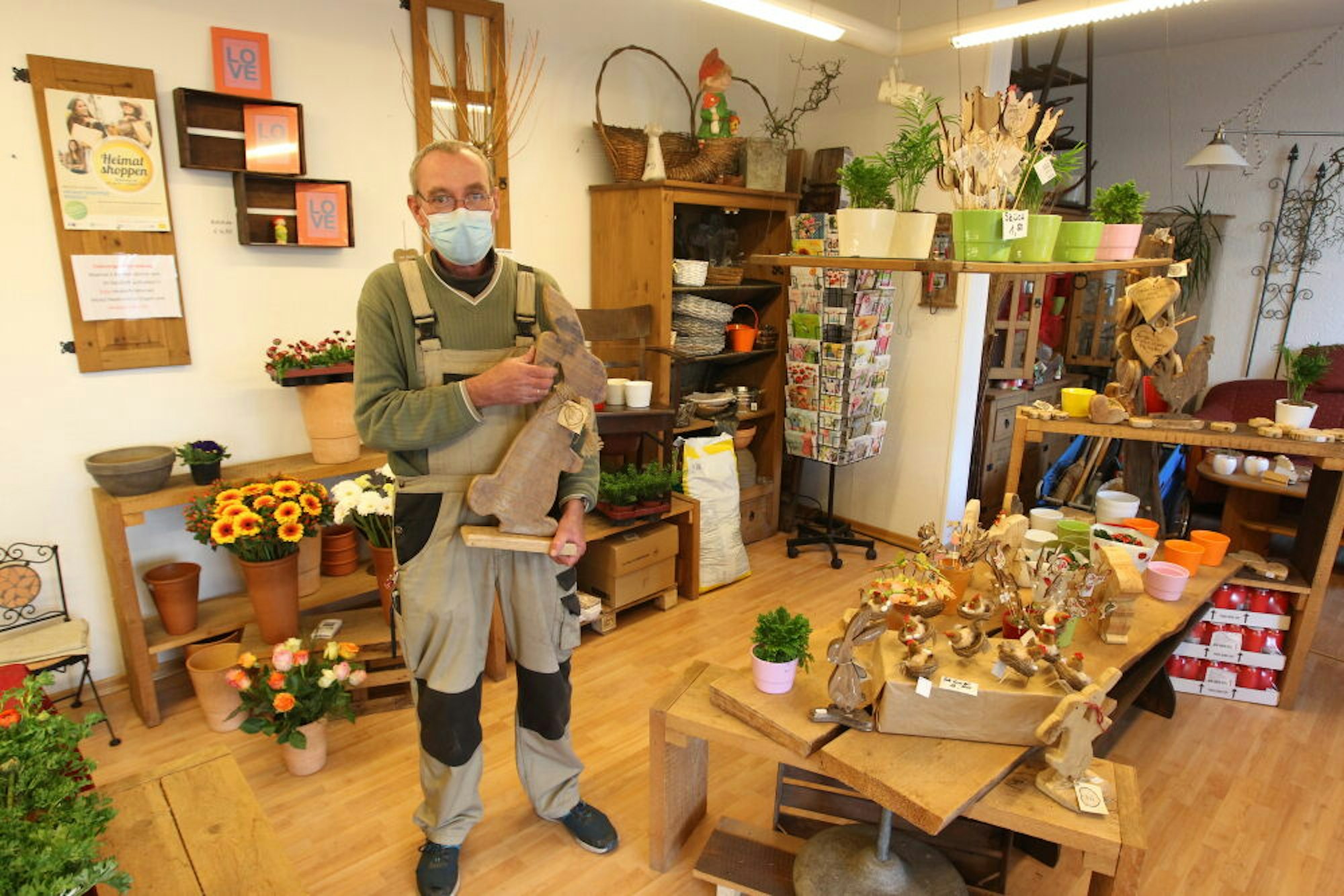 Blumenhändler Willi Borger in der Pusteblume in Sankt Augustin-Hangelar darf ab Montag auch wieder Deko-Artikel verkaufen.
