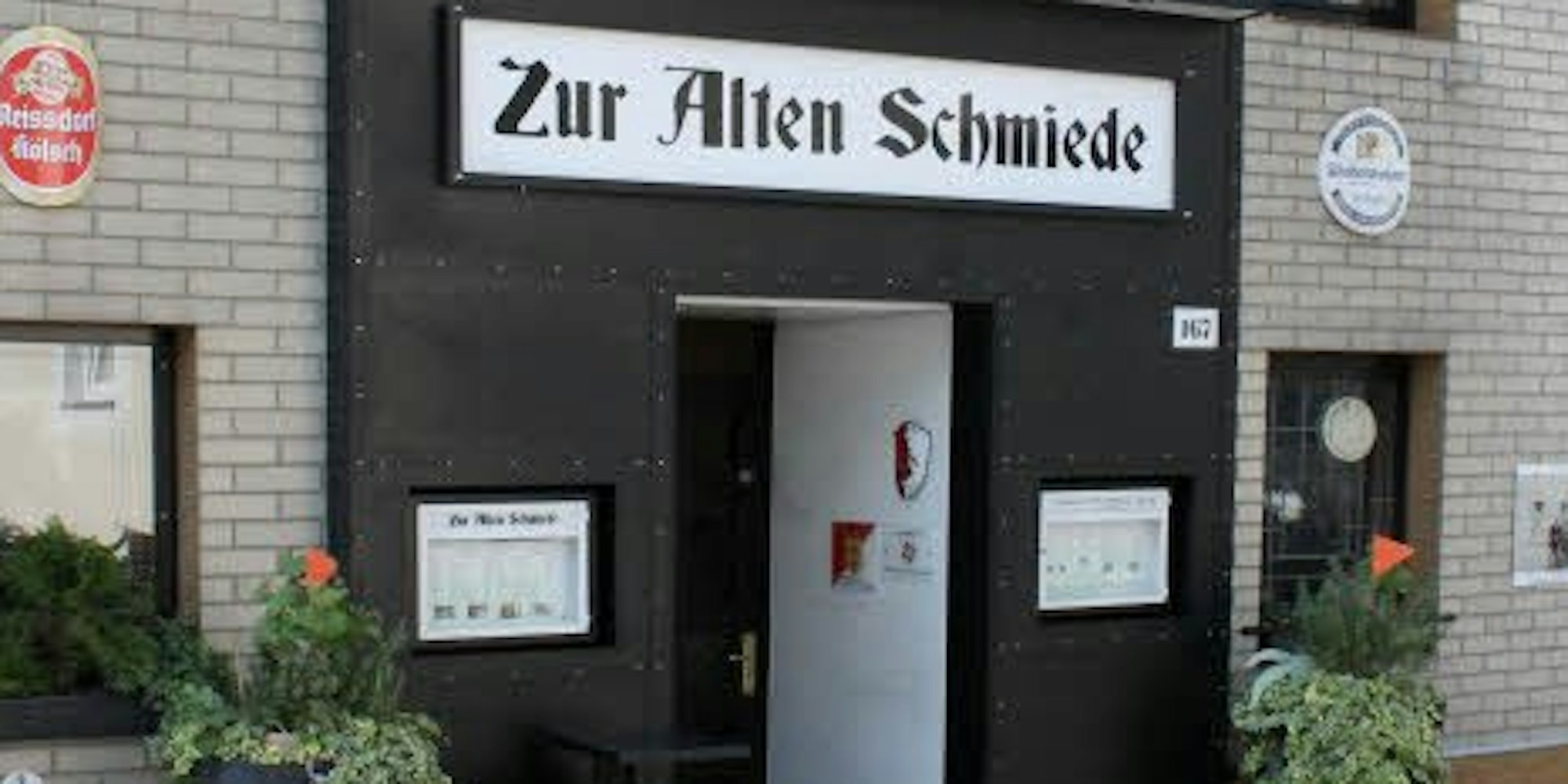 Die Gaststätte Zur Alten Schmiede wurde 1823 eröffnet. Martina Doufrain hat sie im September 2009 übernommen.