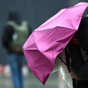 Frau mit Regenschirm Sturm