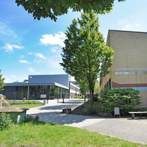 Die Hauptschule an der Neukronenberger Straße schließt, die Sekundarschule läuft an dieser Stelle weiter.