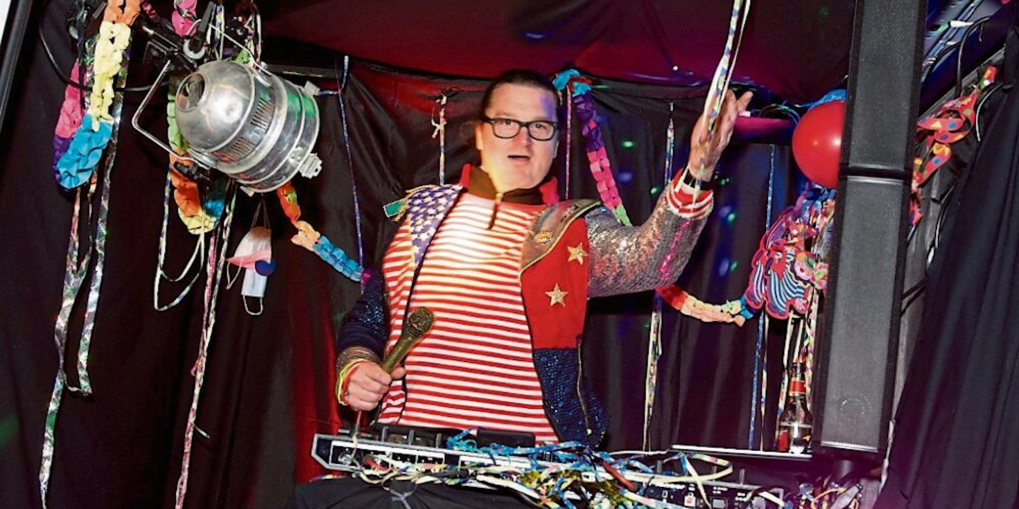 Eine Erfolgsgeschichte wurde die Idee von Ralf Nuhn, mit dem Kleinbus als rollender DJ seine Dienste anzubieten.