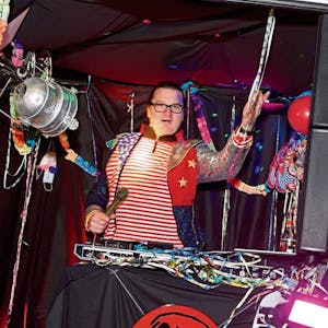 Eine Erfolgsgeschichte wurde die Idee von Ralf Nuhn, mit dem Kleinbus als rollender DJ seine Dienste anzubieten.