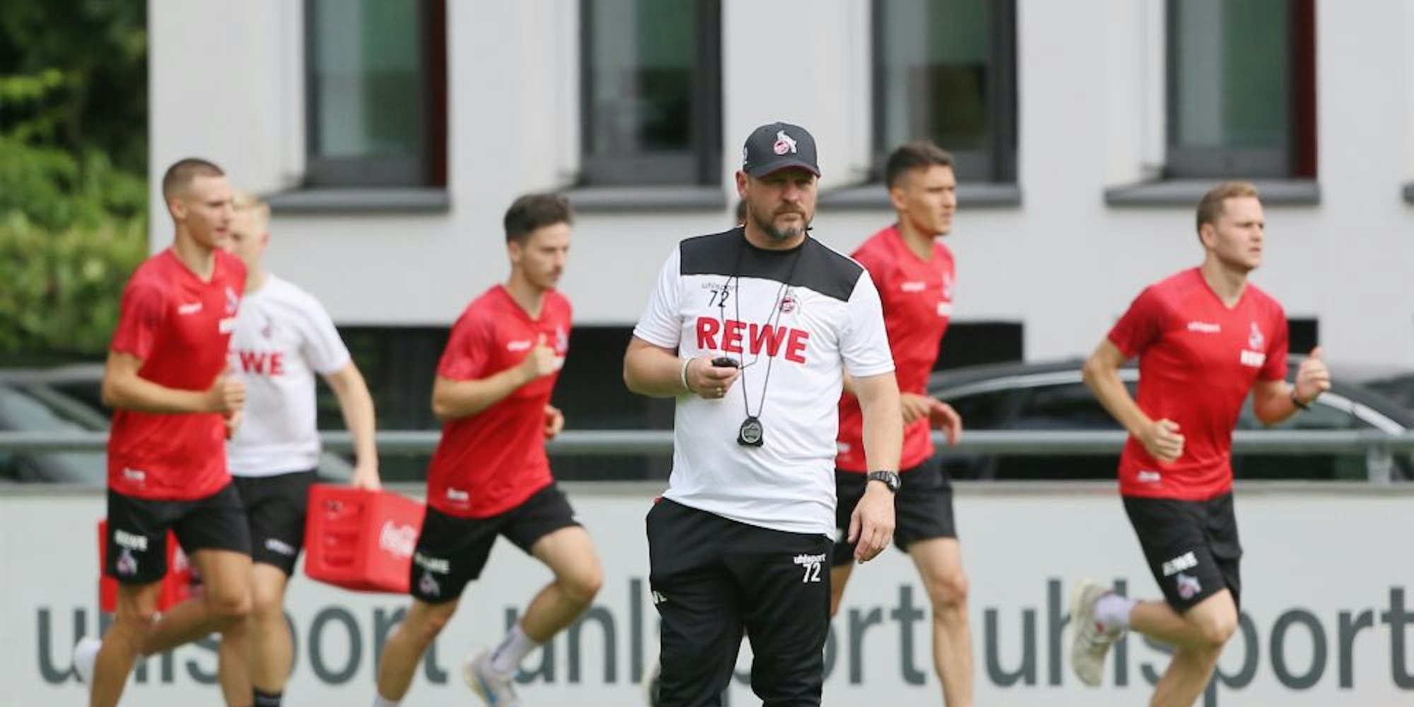 Vor der Abfahrt ins Trainingslager in Donaueschingen ließ FC-Trainer Steffen Baumgart seine Spieler ordentlich Runden drehen.