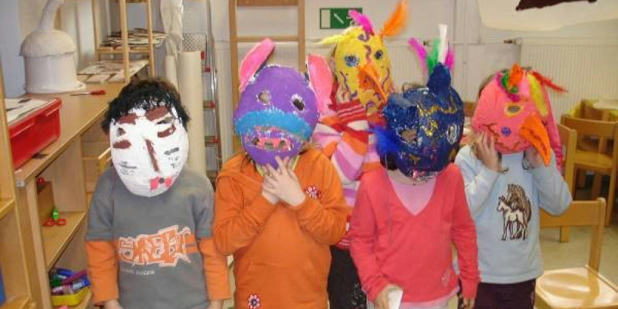 Sieht ein bisschen nach Karneval aus: Selbst gebastelte Masken im Schulkinderhaus. 