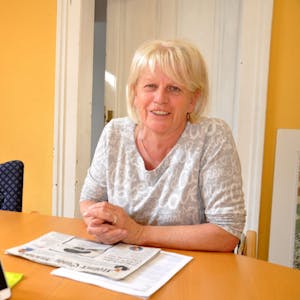 Elisabeth Hülsewig und die per Telefon zugeschaltete Britta Auweck fordern städtische Unterstützung für die Schulen.