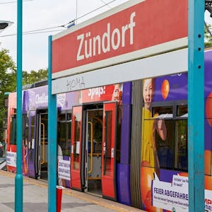 Die Linie 7 endet in Zündorf an der Wahner Straße (Bild links). Die Porzer Politiker fordern eine Verlängerung der Stadtbahnlinie bis nach Langel, die Trasse könnte zu Beginn parallel des Feldweges Zum Stumpfen Kreuz (Bild rechts) verlaufen.