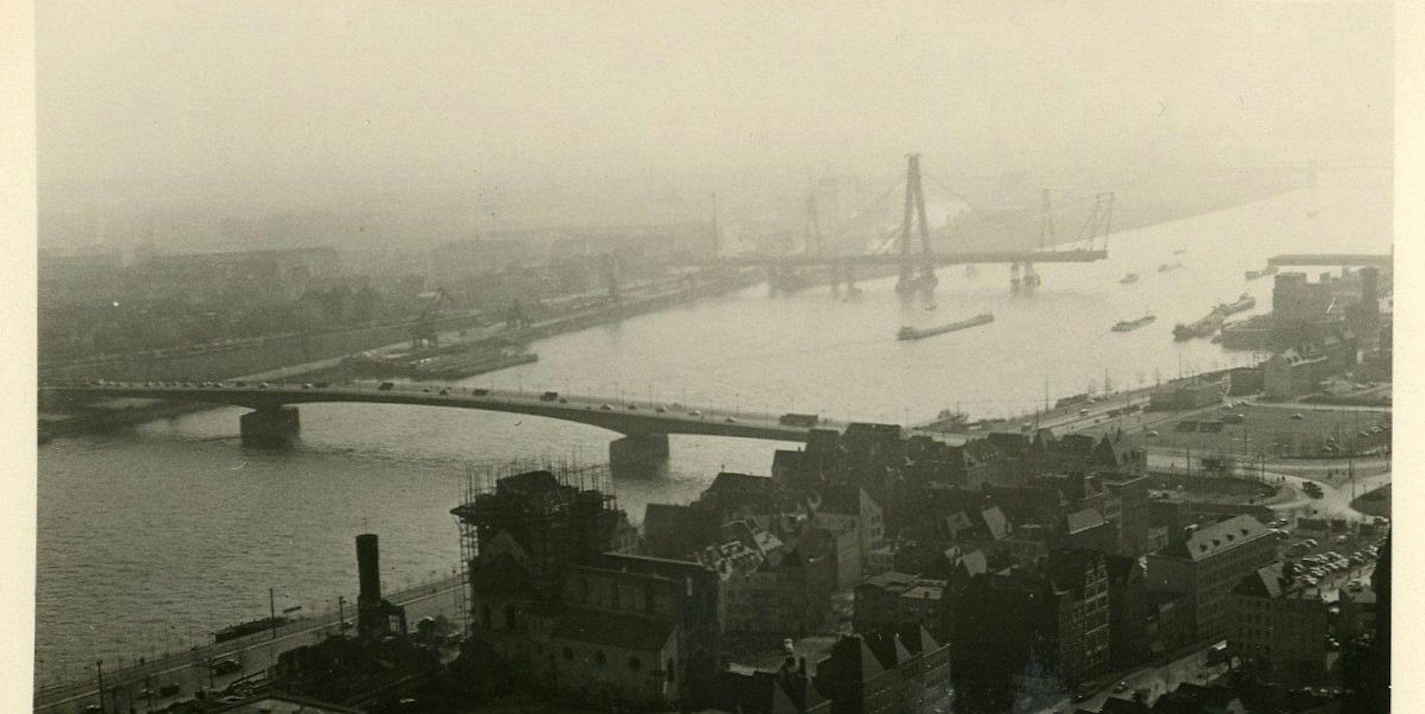 1959: Noch ist die sechste Kölner Rheinbrücke im Bau. Am 7. November wird sie eröffnet.