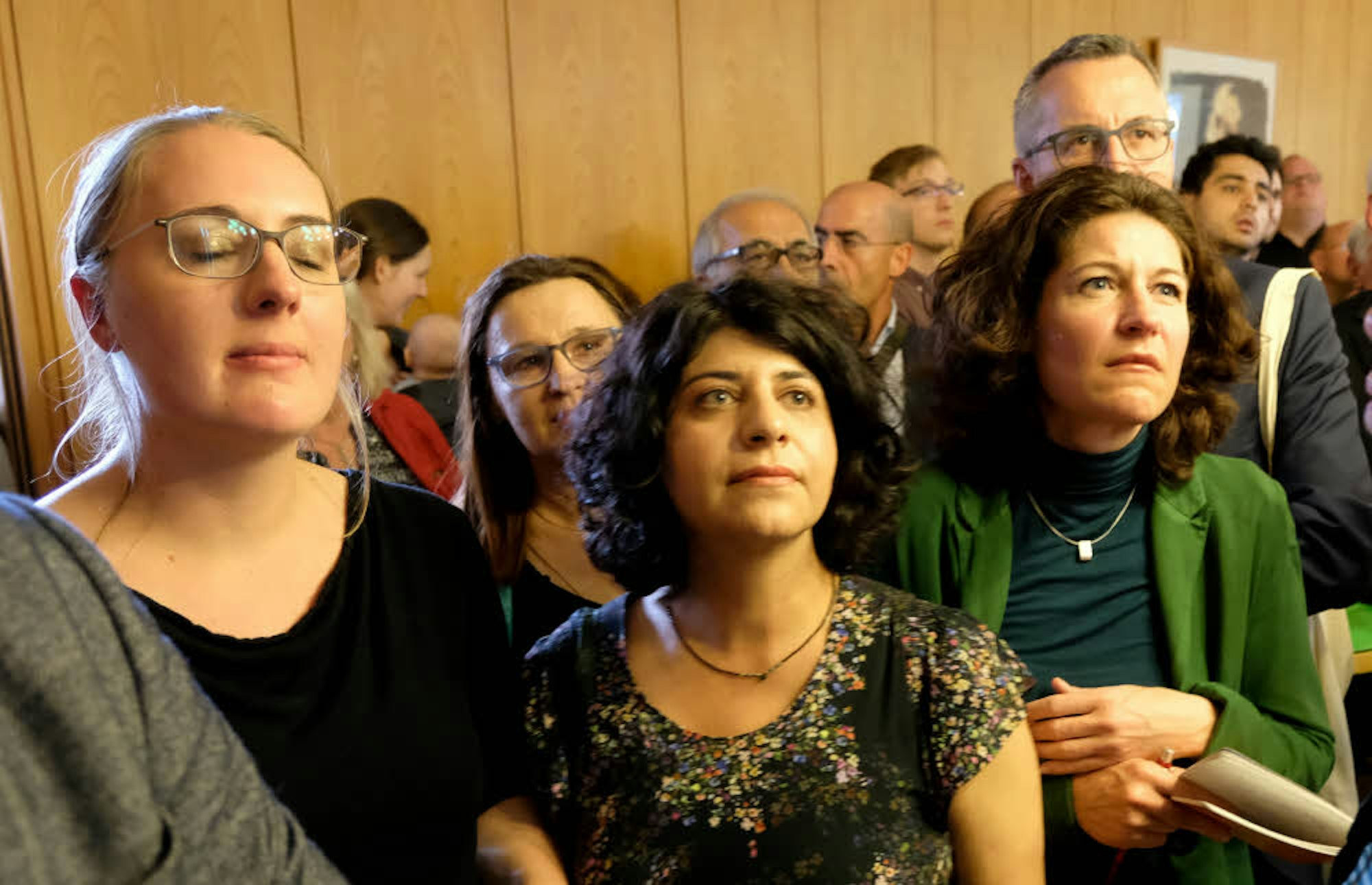 Schock bei den Grünen: Bundestagsabgeordnete Katharina Dröge, Landtagskandidatin Berivan Aymaz und die Kölner Fraktionschefin Kirsten Jahn