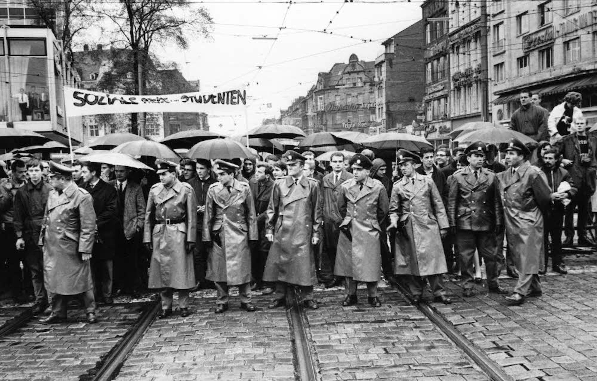 Die Regenschirmdemonstration: Bei strömendem Regen und mit aufgespannten Schirmen stellten sich 1966 Studenten am Rudolfplatz der KVB entgegen.