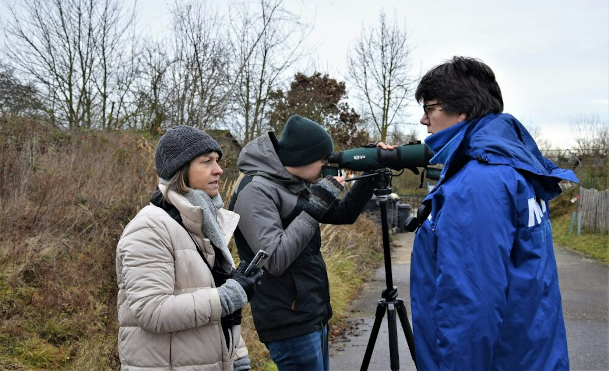 Wie man die Vogelart bestimmt, erfuhr Simon Herrmanns von den Expertinnen Marion Jung (l.) und Stefanie Taube.