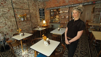 Die Inhaberin des Café Rotkehlchen in Ehrenfeld steht in ihrem Café