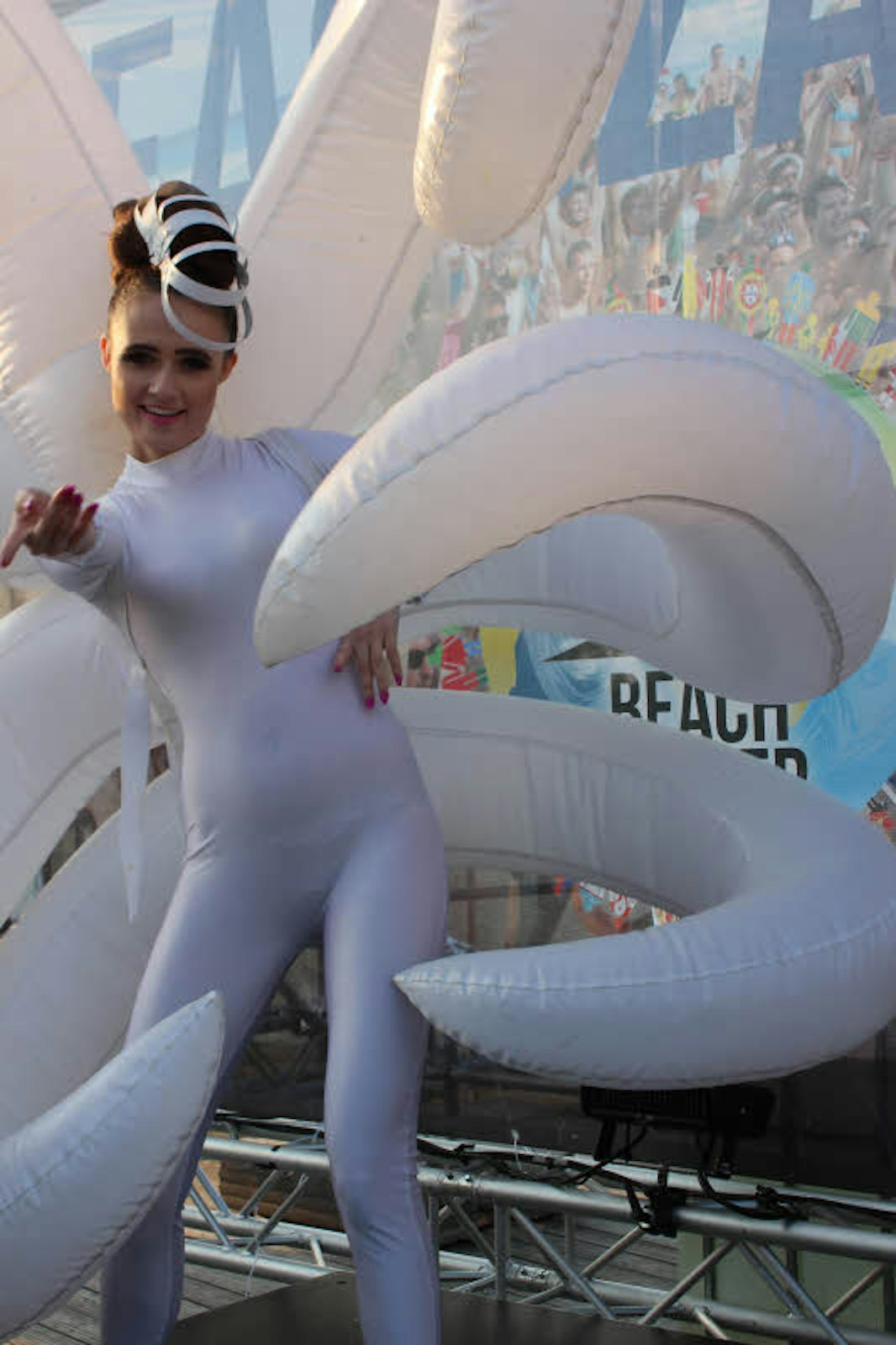 Zauberhafte Stimmung verbreiteten die Eintänzerinnen neben der Bühne in ihren futuristischen weißen Kostümen.