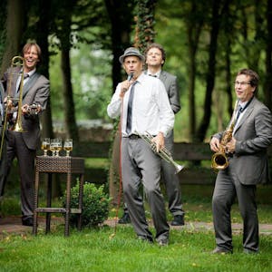 Die Tom Browne Band spielt mit ihrer Bläsersektion beim Winzerfest auf der Wiese hinter dem Rathaus in Leichlingen am Wochenende.
