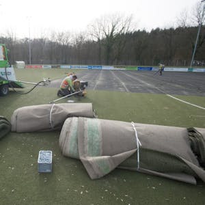 Kunstrasen, verschnürt und gerüttelt: Die Sanierung des Fußballplatzes in der Balker Aue ist angelaufen.