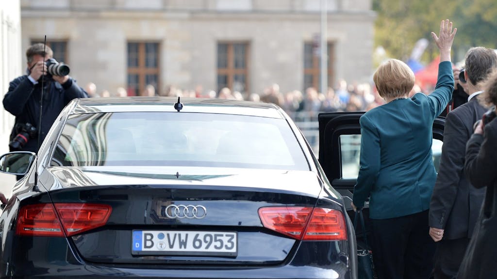 Auch Bundeskanzlerin Angela Merkel fährt mit Sonderschutzfahrzeugen. Hier steigt sie in einen Audi A8 L Security. Manchmal nutzt sie aber auch einen Mercedes S600 Guard oder einem BMW 760Li High Security.