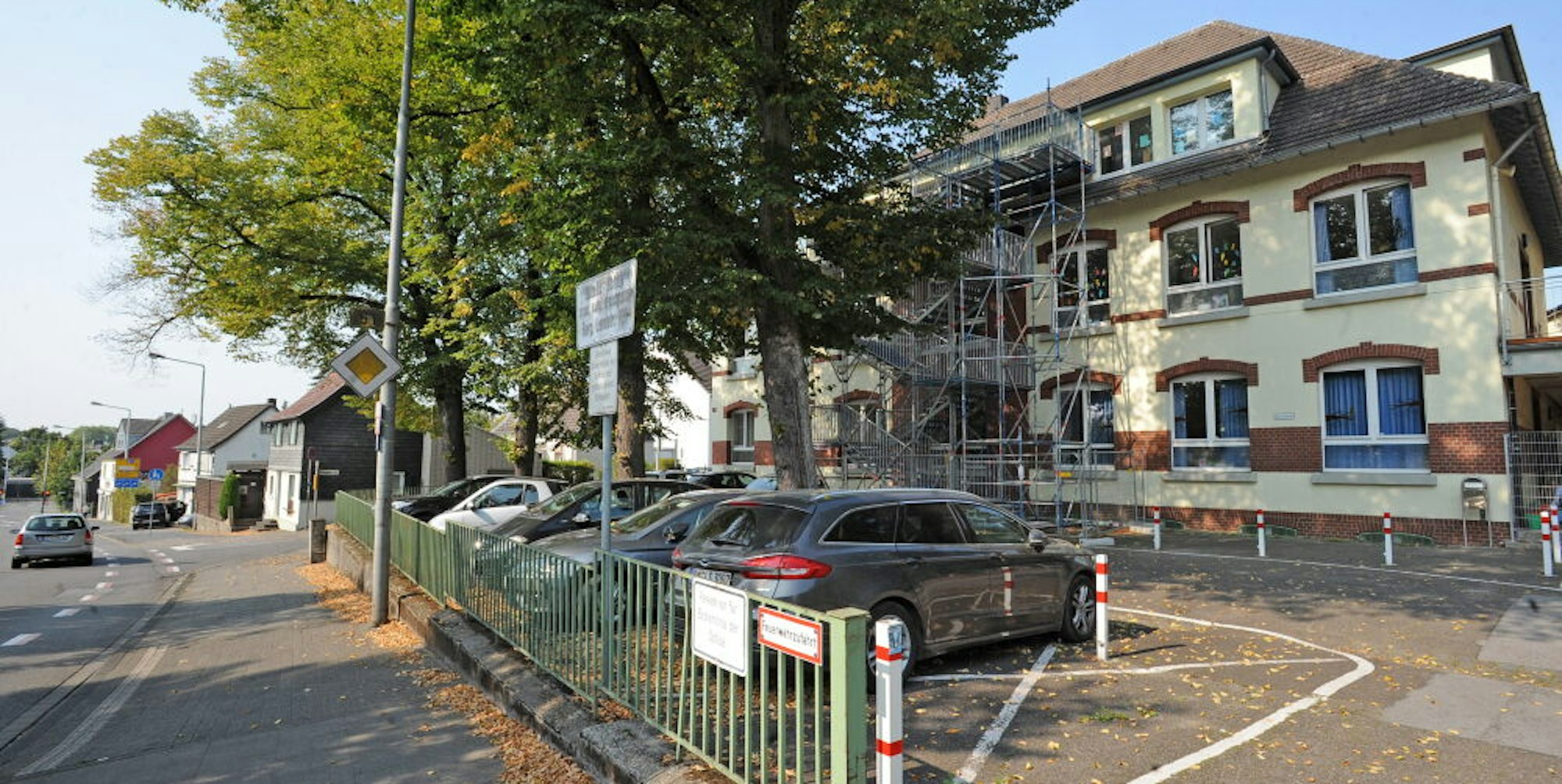 Das alte Schulhaus an der Bergischen Landstraße/Opladener Straße soll Neubauten für die Schule weichen.