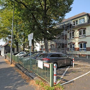Das alte Schulhaus an der Bergischen Landstraße/Opladener Straße soll Neubauten für die Schule weichen.