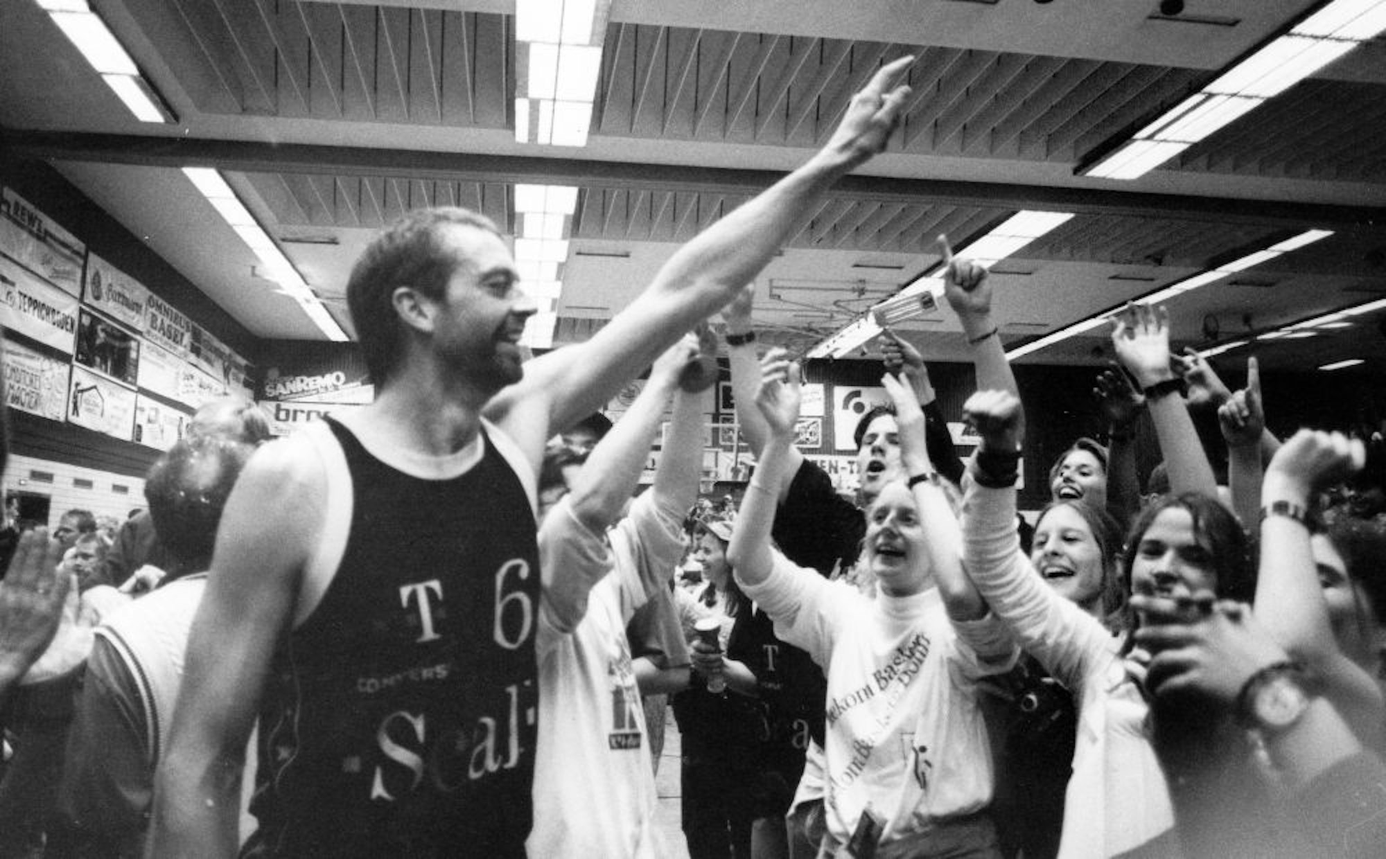 Im ersten Play-off-Duell zwischen den Telekom Baskets und Bamberg triumphieren 1997 die Bonner. Der 40-jährige Arvid Kramer feiert dies mit den Fans in Bamberg.