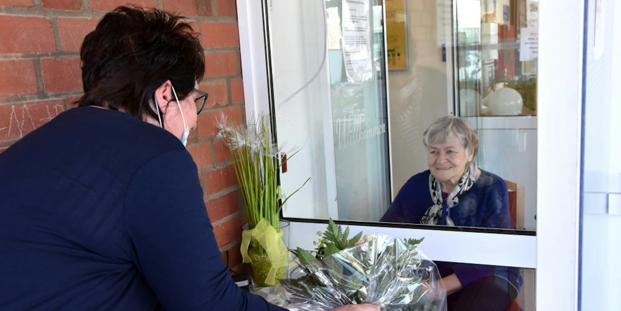 Irene Amels freut sich im Martinus-Haus über den Besuch ihrer Tochter Anna Heydmann und über Blumen zum Muttertag.