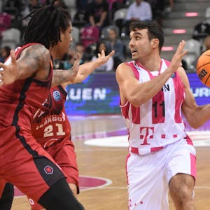 Baskets-Kapitän TJ DiLeo (r.) wird in Dijon gegen David Holston defensiv gefordert sein.