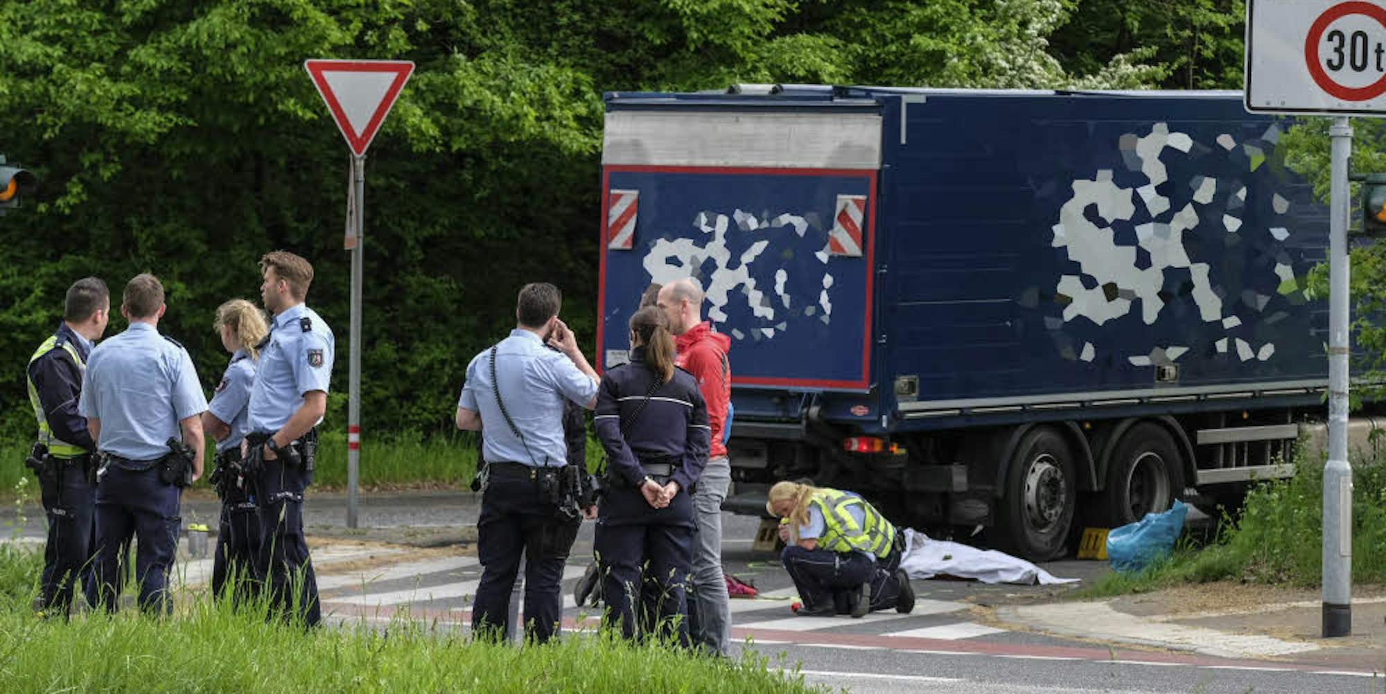 Tödlicher Abbiege-Unfall: An der Boltensternstraße wurde zuletzt eine 56-jährige Radlerin von einem Lastwagen erfasst.