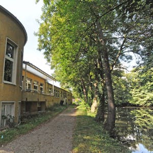 Betreten verboten: Das Jugendhaus Lindenhof wurde vom angrenzenden Weiher des Mutzbach überschwemmt.