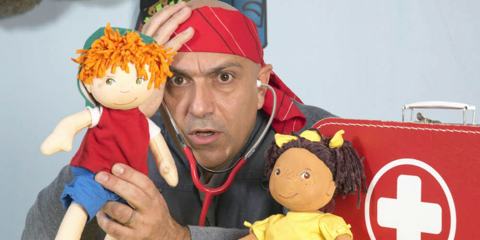 Schauspieler und Traumatherapeut Massimo Tuveri tourt mit dem „Zartbitter“-Puppenspiel „Sina und Tim“ durch Kölns Kitas.