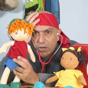 Schauspieler und Traumatherapeut Massimo Tuveri tourt mit dem „Zartbitter“-Puppenspiel „Sina und Tim“ durch Kölns Kitas.