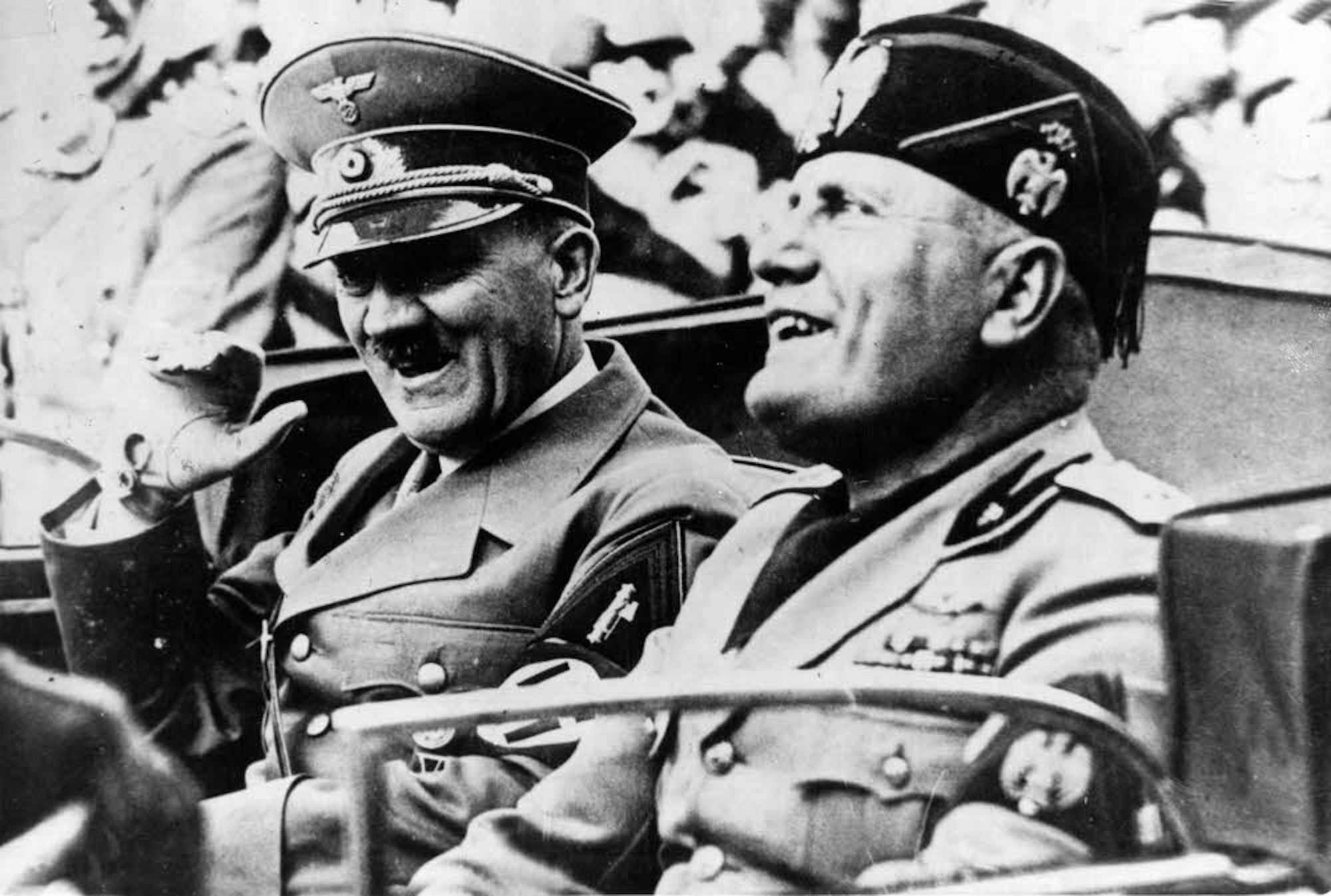 Benito Mussolini, „Führer“ des italienischen Faschismus, mit Adolf Hitler bei einer Fahrt durch Florenz