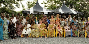 Sonja Liggett-Igelmund und ihr Mann Markus mit Begleitung bei der Krönungszeremonie in Havé, Ghana, West-Afrika.