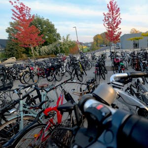 Nicht im Fahrrad-Parkhaus (hinten r.) stehen die meisten Räder, sondern an den Anlehnbügeln im Freien.