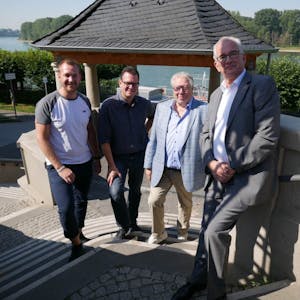 Die Planer des Rhein-Food-Festivals Frederic Braun, Holger Harms, Henk van Benthem und Karl-Heinz Merfeld (v. l.) vor der Rheinkulisse